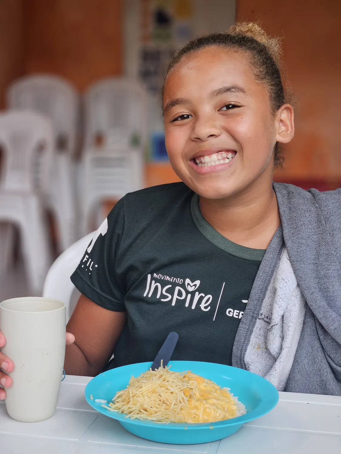 Criança do Inspire durante a refeição