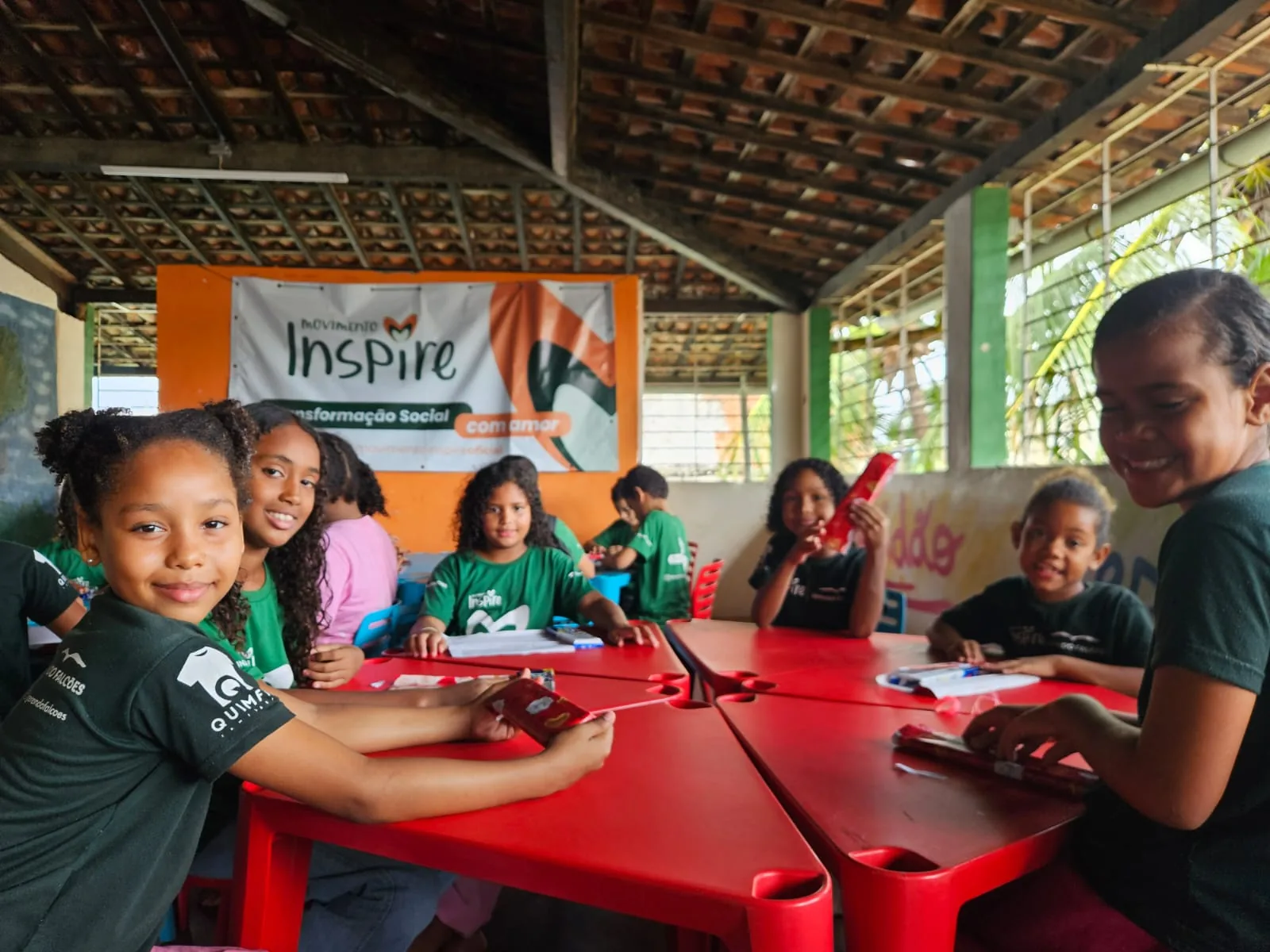 Crianças em uma atividade coletiva na sede do Movimento Inspire