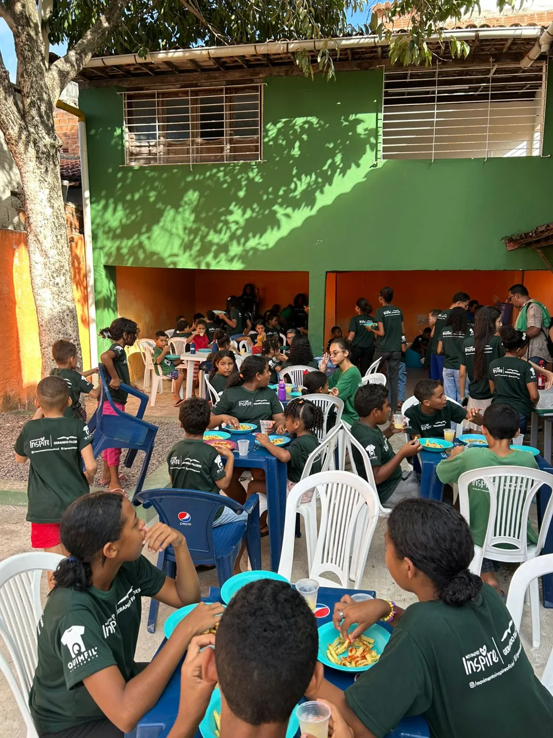 Crianças reunidas para uma refeição na sede