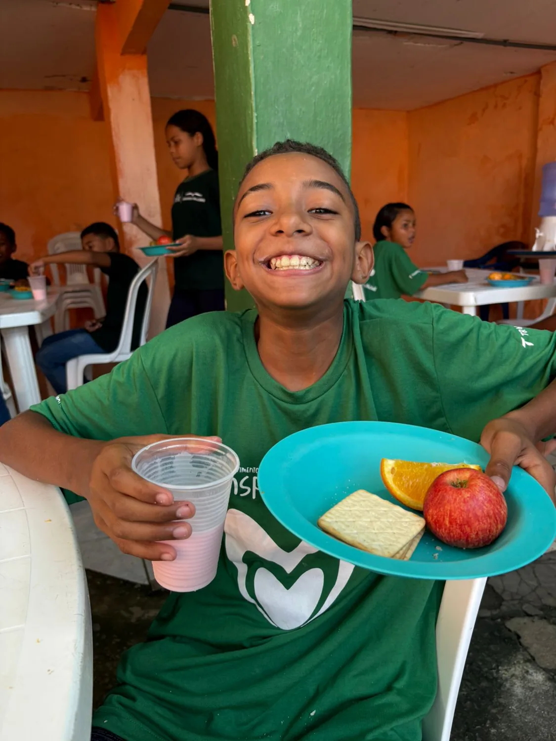 Jovem do Inspire sorri durante uma refeição